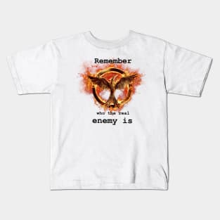 Catching fire: “Remember who the real enemy is” Kids T-Shirt